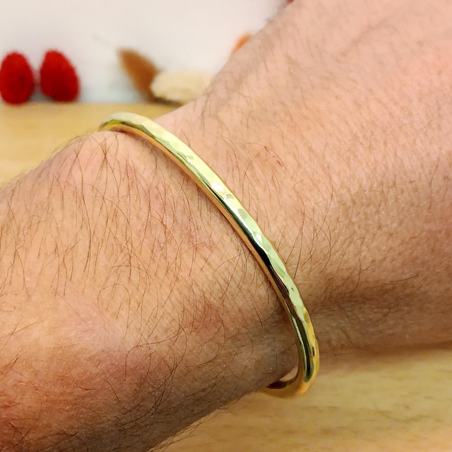Bracelet rond en laiton, léger et martelé