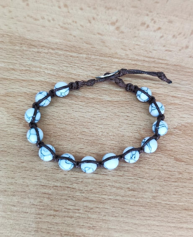 Bracciale perline bianche filo scuro