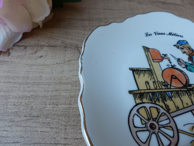 Assiette décorative les vieux métiers Repasseur de couteaux au XVIIIème Siècle, petit métier du Paris d'Autrefois Vintage