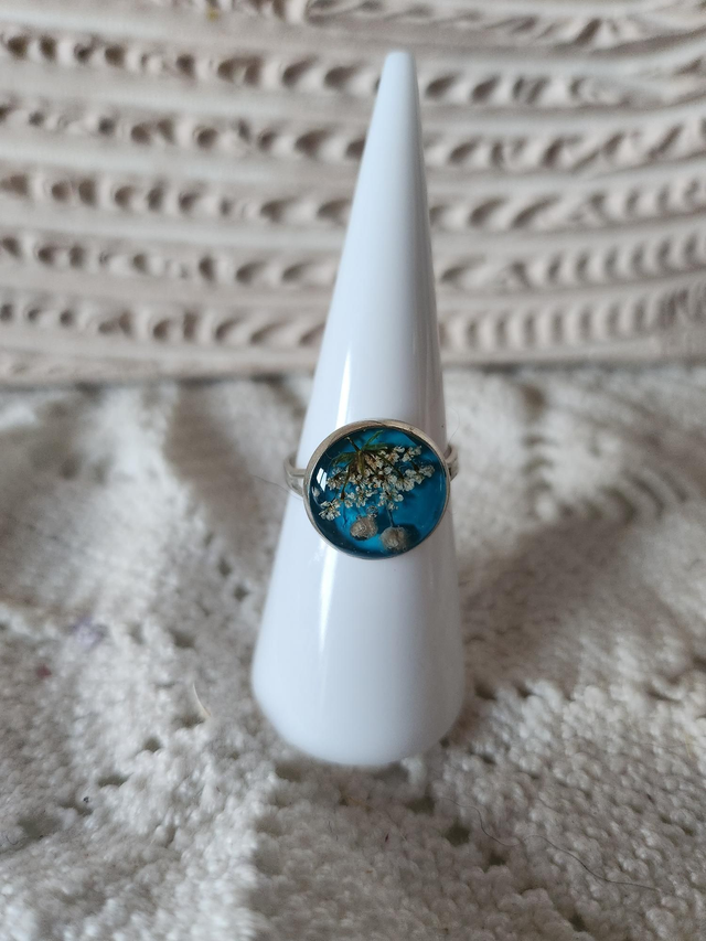Bague résine fleurs séchées argent fond bleu 