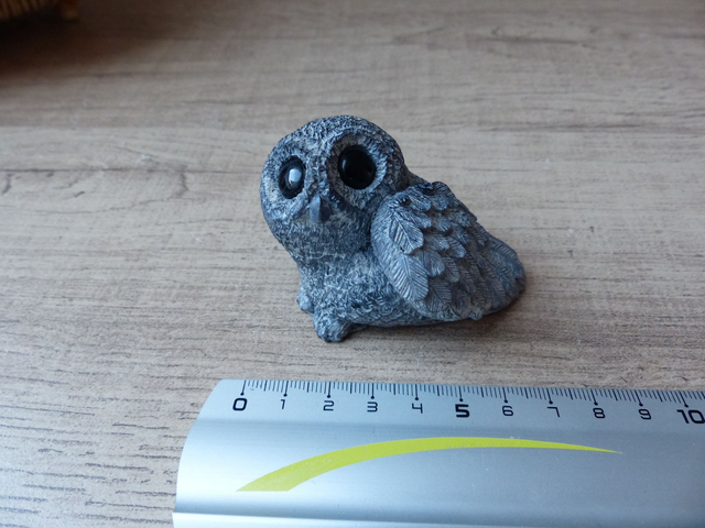 Petite Chouette en Pierre de Savon – Sculpture Vintage Edmund Wolf Canada | Figurine Animalière Blanche et Noire – Collection Bébés Animaux