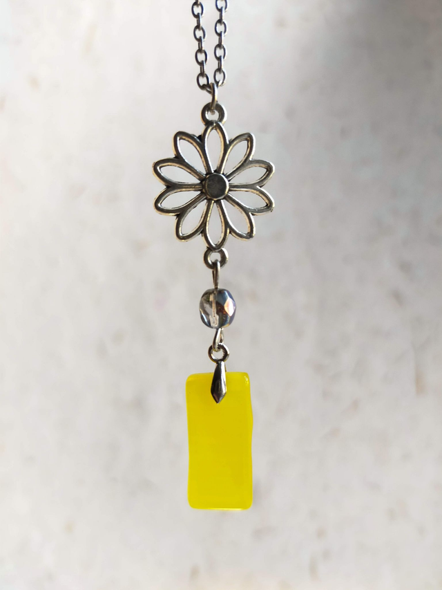 Pendentif en verre jaune marbré, transparent et chaîne couleur argent. Numéro 2