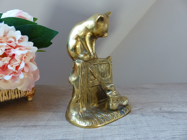 Figurine Vintage en Laiton Doré – Chat sur Clôture Regardant une Souris dans une Chaussure – Sculpture Artisanale Fait Main – Made in India