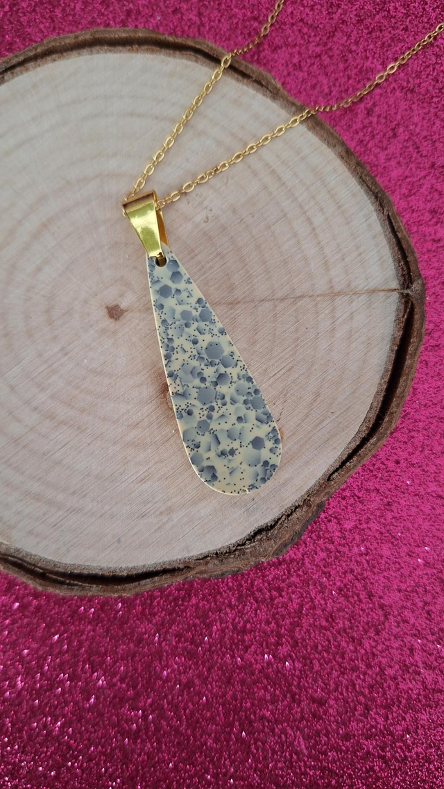 Collier doré gouttes beige et paillettes noires 