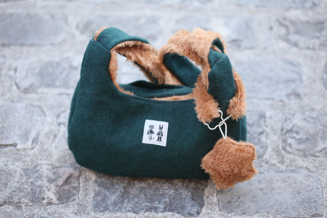 reversible shoulder bag - green / faux fur