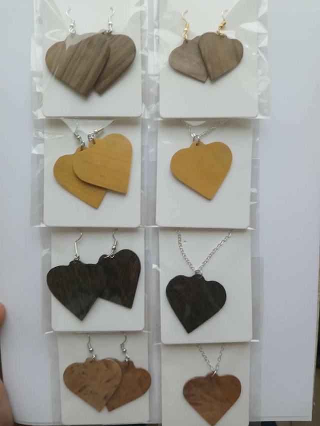 Parure cœur en loupe d’orme – bijou artisanal en bois