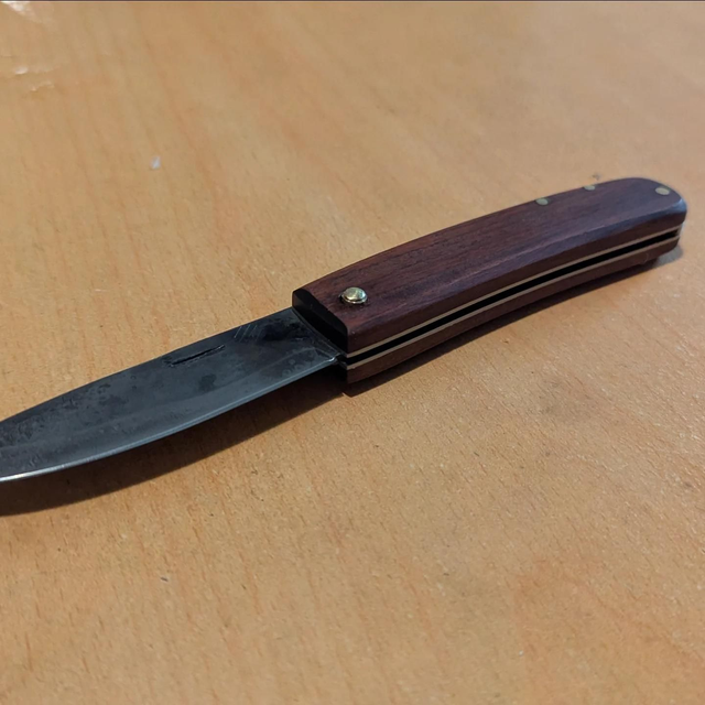 Couteau pliant à cran plat.