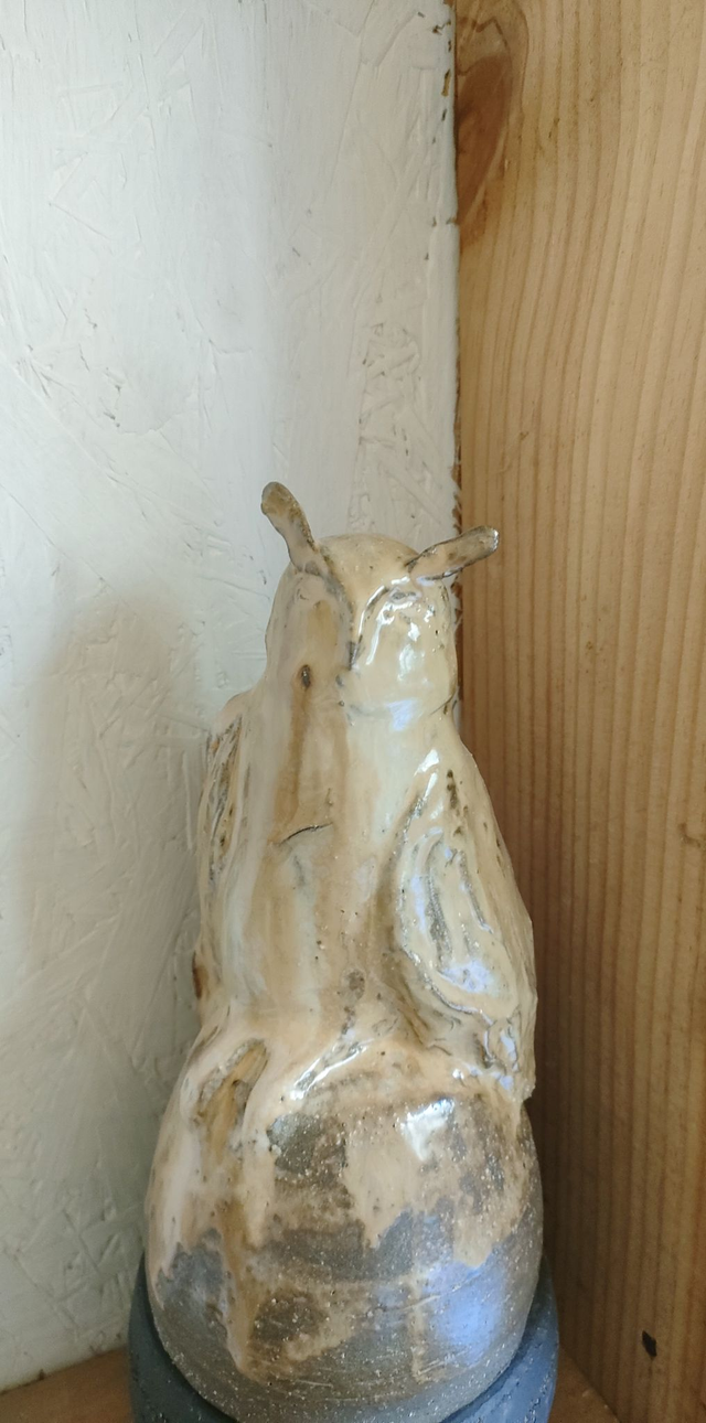 Le Veilleur – grande boîte en céramique avec hibou sculpté – grès tourné et modelé – pièce unique