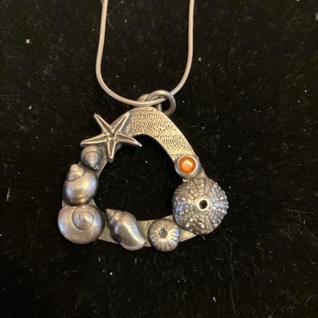 Shell wreath pendant 