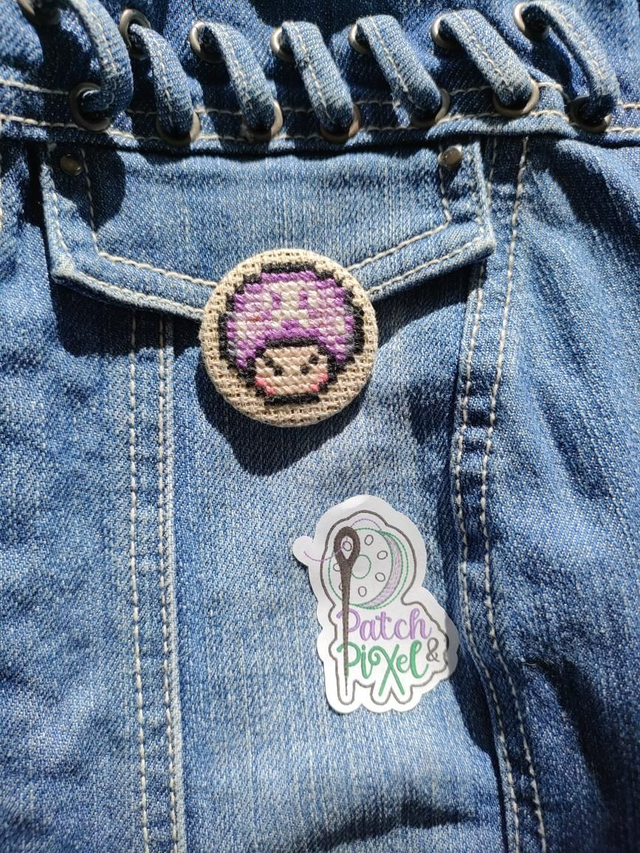 Champignon violet Badge ou porte clé brodé à la main pixel art