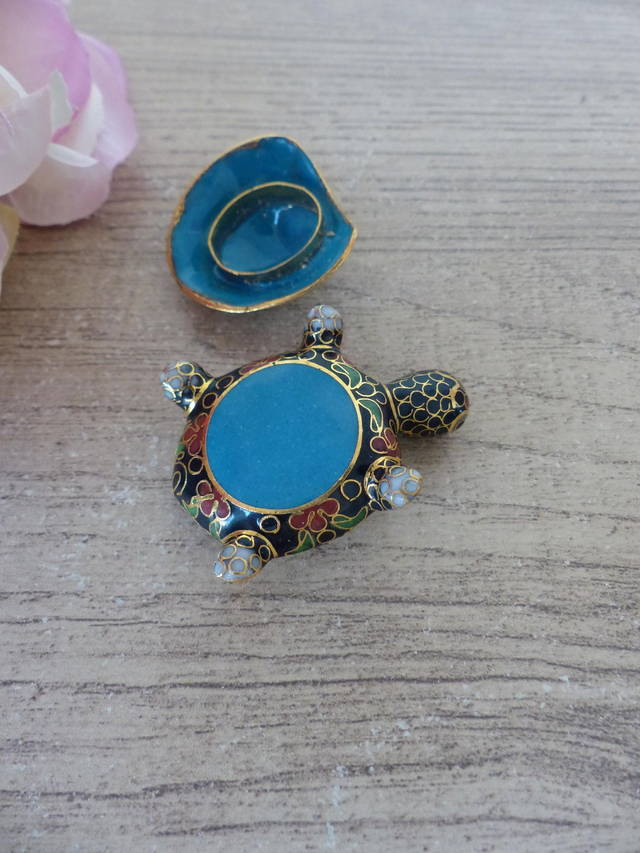 Boîte Tortue Vintage en Émail Cloisonné Noir et Bleu sur Laiton – Petite Boîte à Bijoux ou à Trésors – Objet de Collection Peint Main