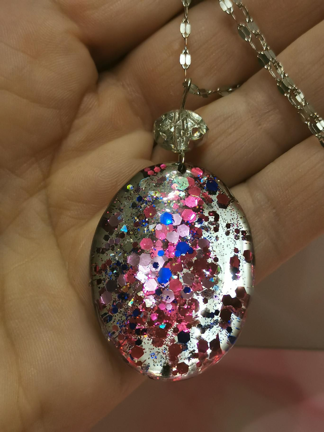 Pendentif rose pailleté 