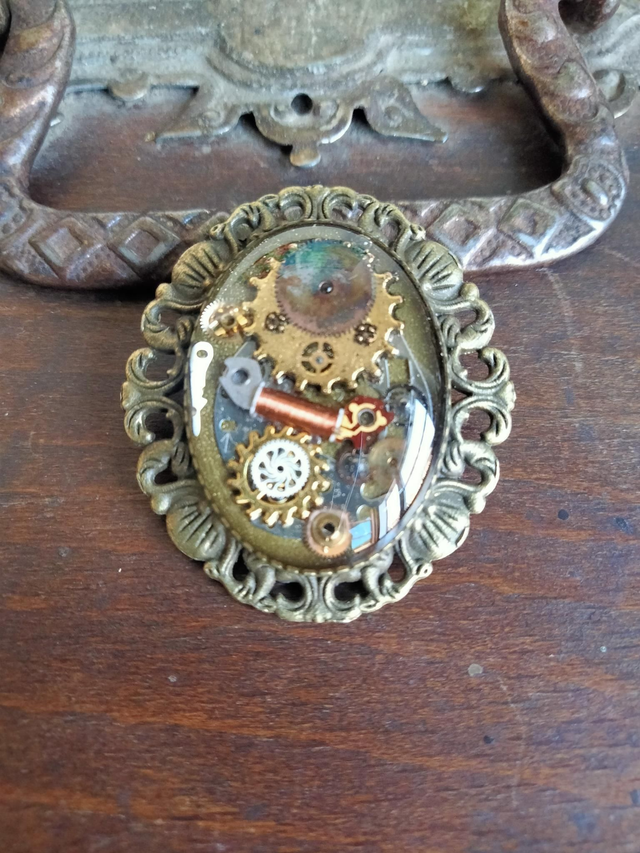 Broche steampunk forme ovale 