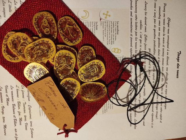 Runes de sorcière trèfle en or