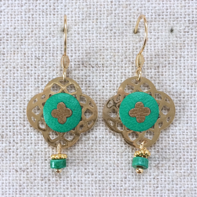 Boucles d’oreilles « Canzone » dorées, cuir vert gazon