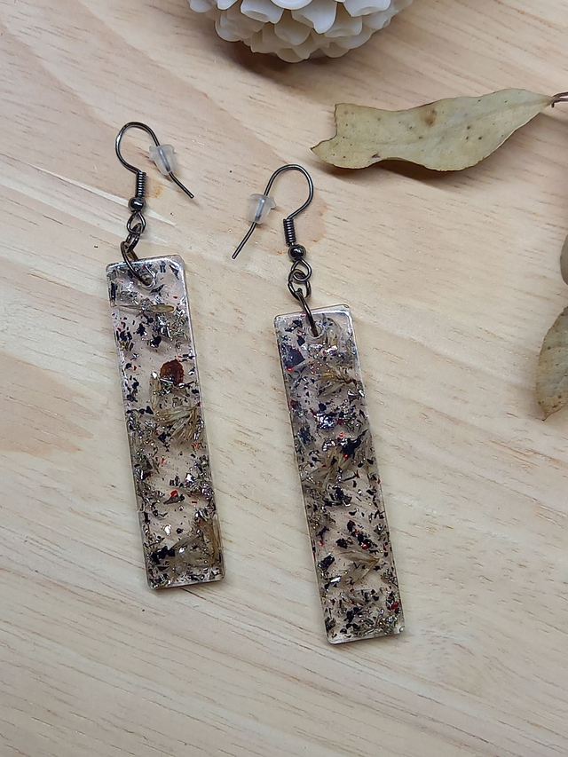 Boucles d&#039;oreilles Résine - grand rectangle résine avec paillettes noires / graines