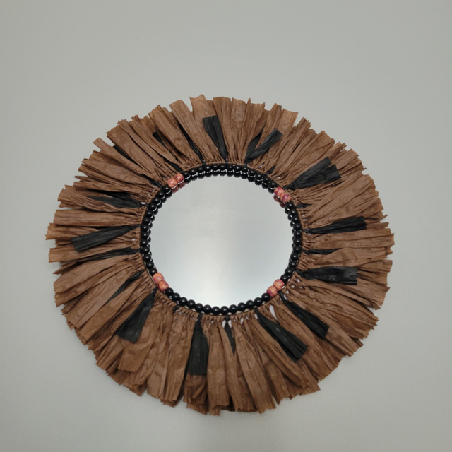 Miroir en papier raphia et perles