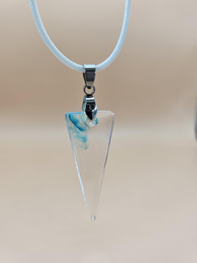 Pendentif triangulaire transparent et bleu