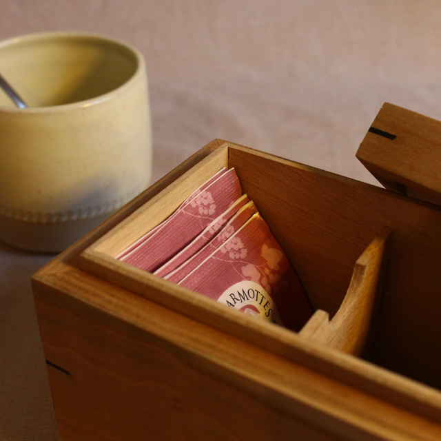 Élégante Boîte à Thé Artisanale en Bois de Merisier