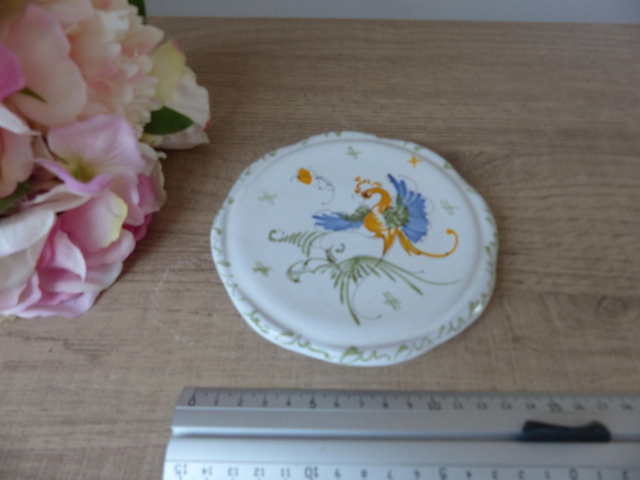 Dessous de Plat en Faïence de Moustiers Signé J.Mathieu – Motif Héron Peint à la Main, Élégance Artisanale Française Vintage