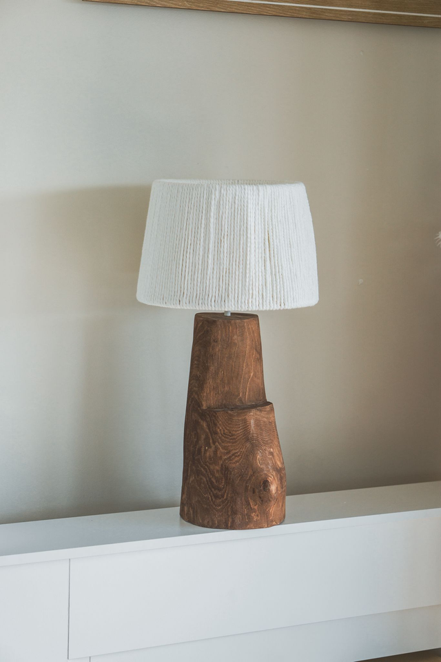Lampe à poser sculptée en bois brut