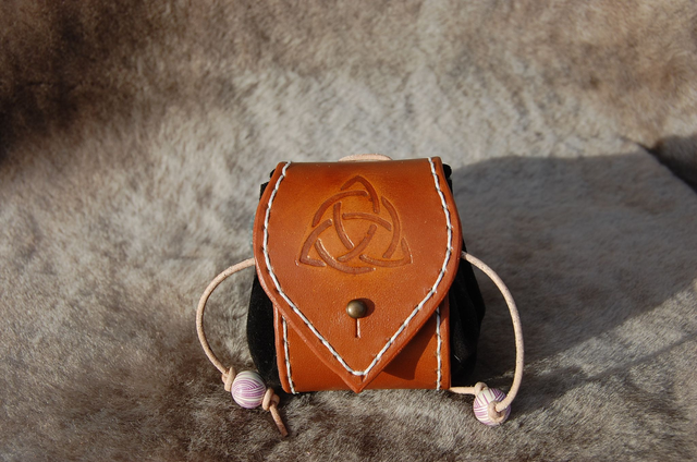 Bourses en cuir  de style médiéval avec motifs incrustés et patinés doré