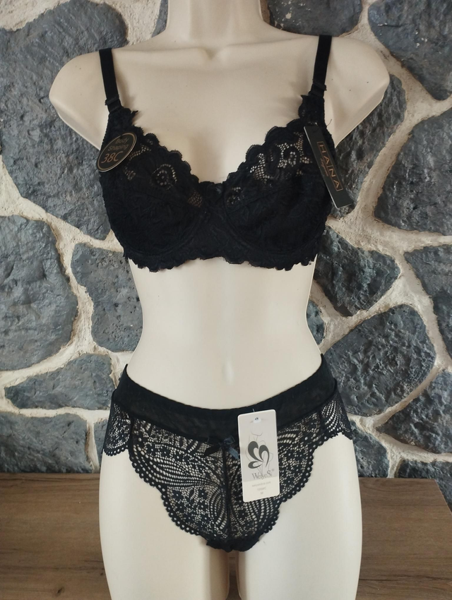 Ensemble 90C sans rembourrage avec armatures,  culotte en M. Possible d'avoir d'autres types de bas. Me contacter svp