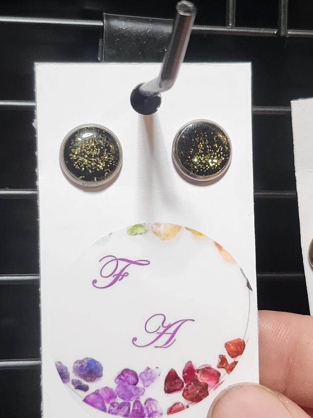 Boucle d’oreille clous pierre et résine 