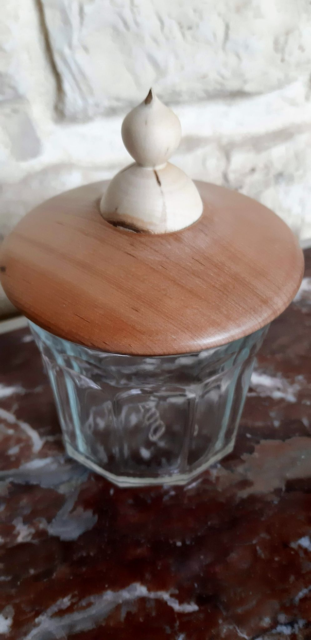 Pot et son couvercle en bois