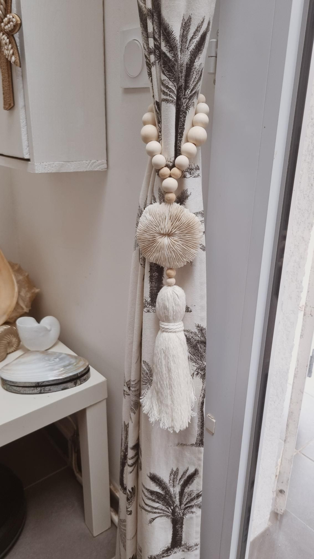 Embrasse corail - pompon beige 