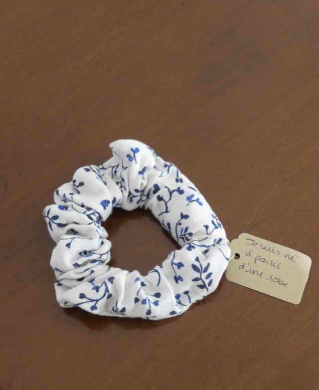Chouchou Ève blanc à fleur bleues