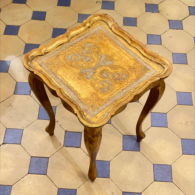  Florentiner Tisch  mit geschwungenen Beinen