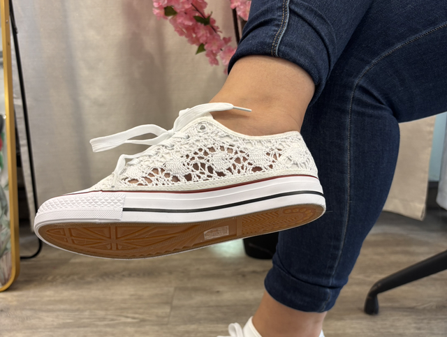 Baskets blanches en dentelle