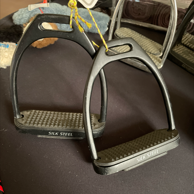 Étrier métallique noirs 