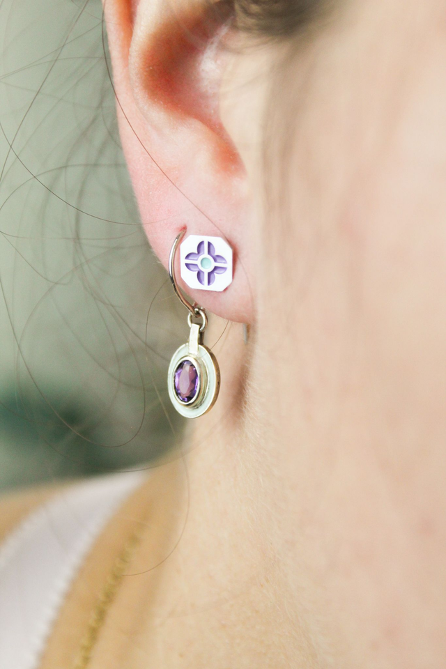 Boucles d'oreille puces émaillées fleur | Lavande & vert