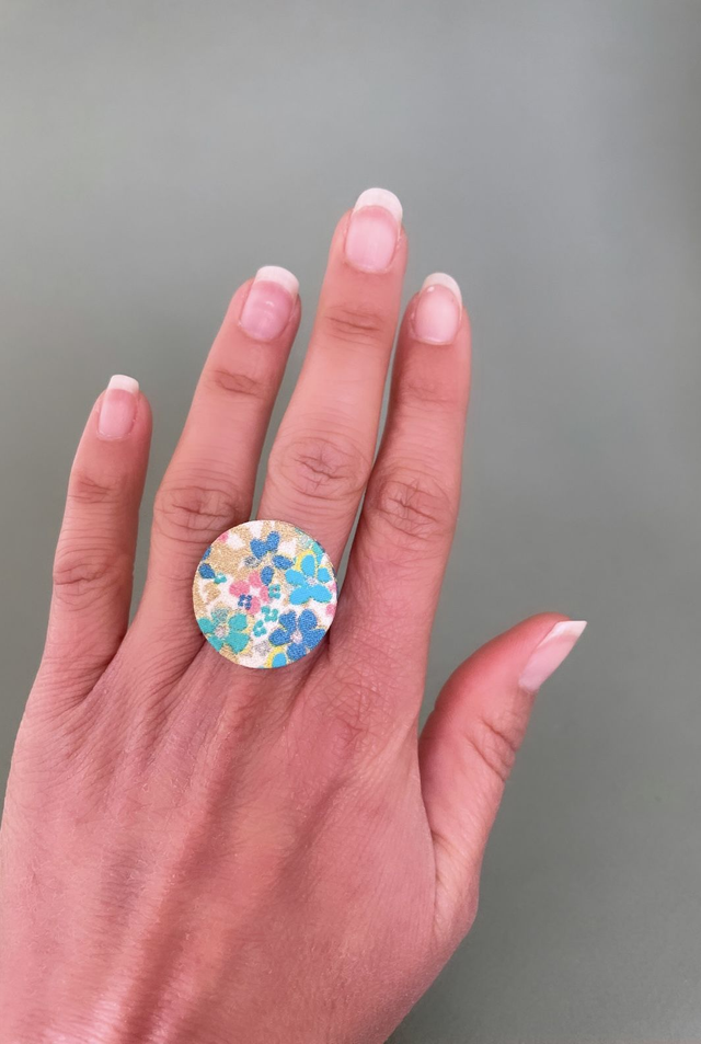 Bague réglable avec cercle de carton tapissé de tissu imprimé fleuri, collection « pâquerette vintage » - tons blanc, rose, bleu, vert et doré.