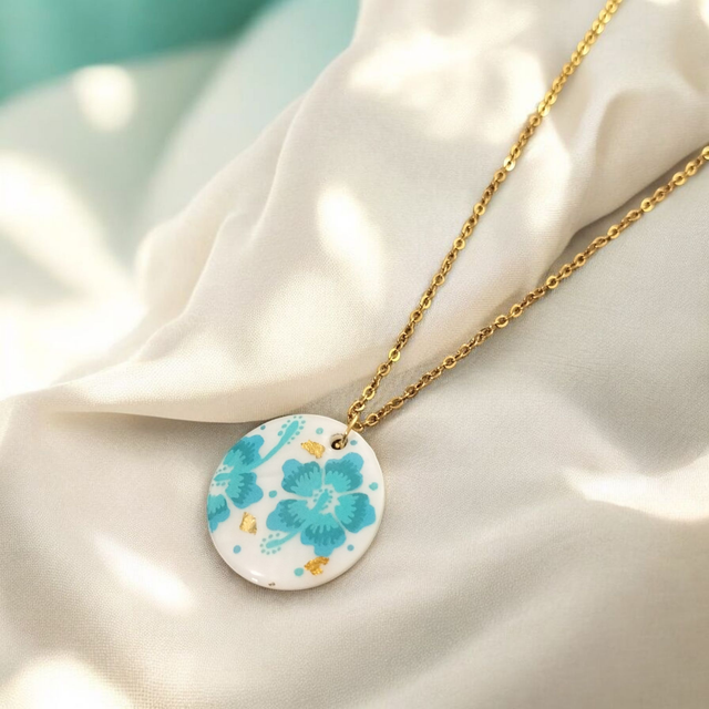 Collier dessiné Flora acier inoxydable bleu turquoise vert d'eau nacre