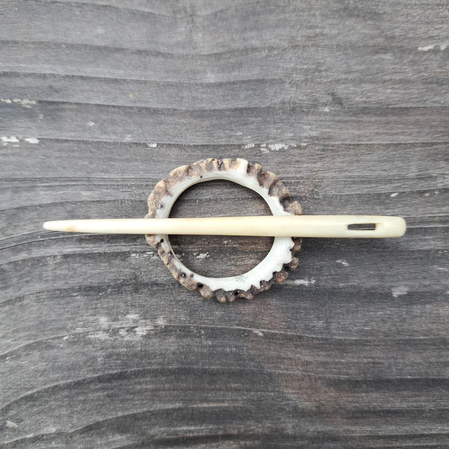 Nalbinding needle with antler crown broach