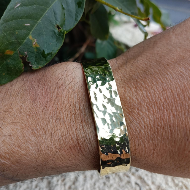 Bracelet en laiton martelé large - bienfaisant et élégant