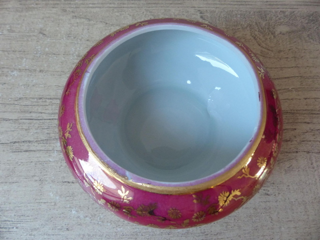 Petite boite à bijoux rouge avec liseré doré, boite ronde en porcelaine bavaria romantique couple scène galante décor chambre Shabby Chic