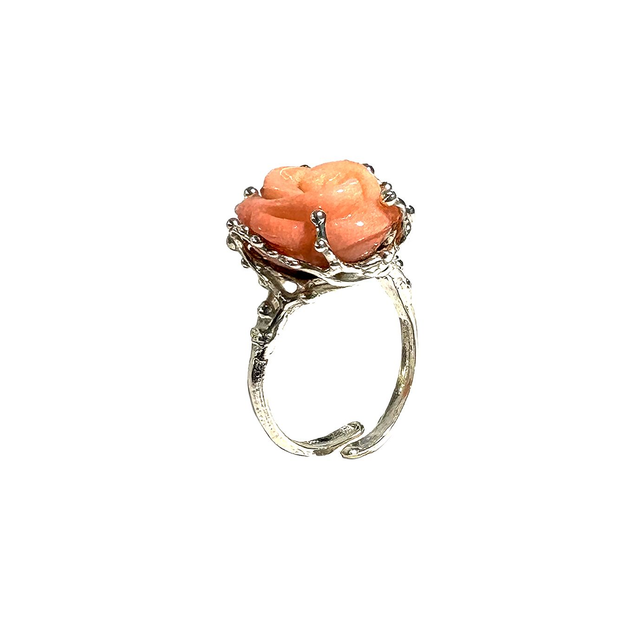 Anello con rosa in corallo bambù