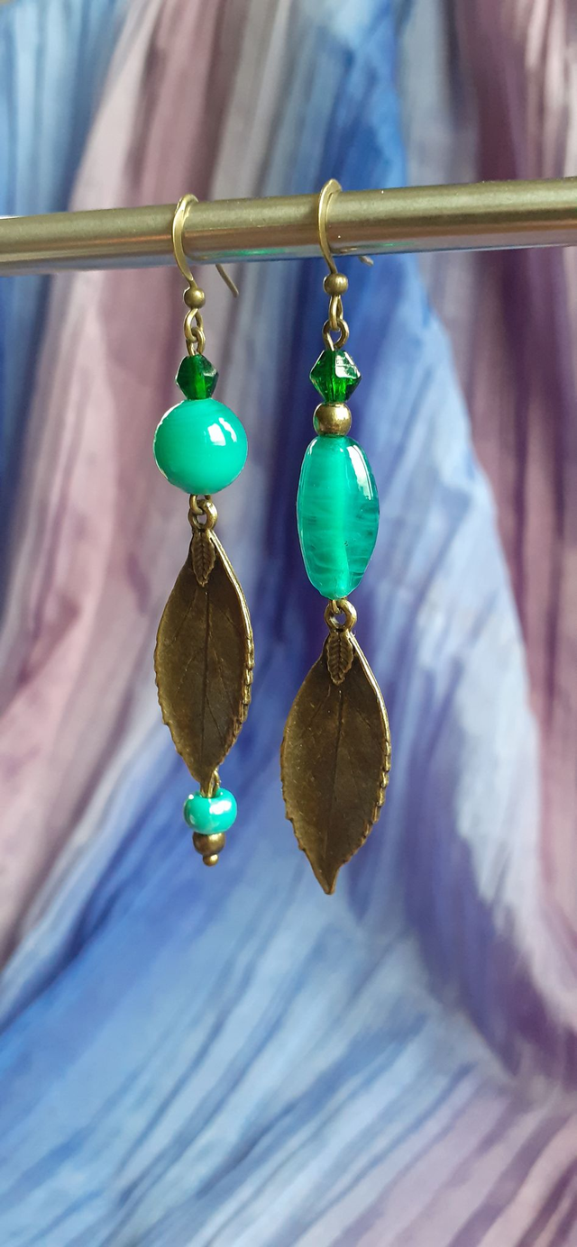 Boucles d'oreilles asymétrique, bleu turquoise, bronze vieilli