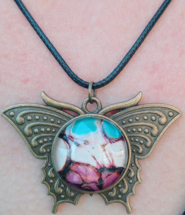 Pendentif papillon cabochon peint