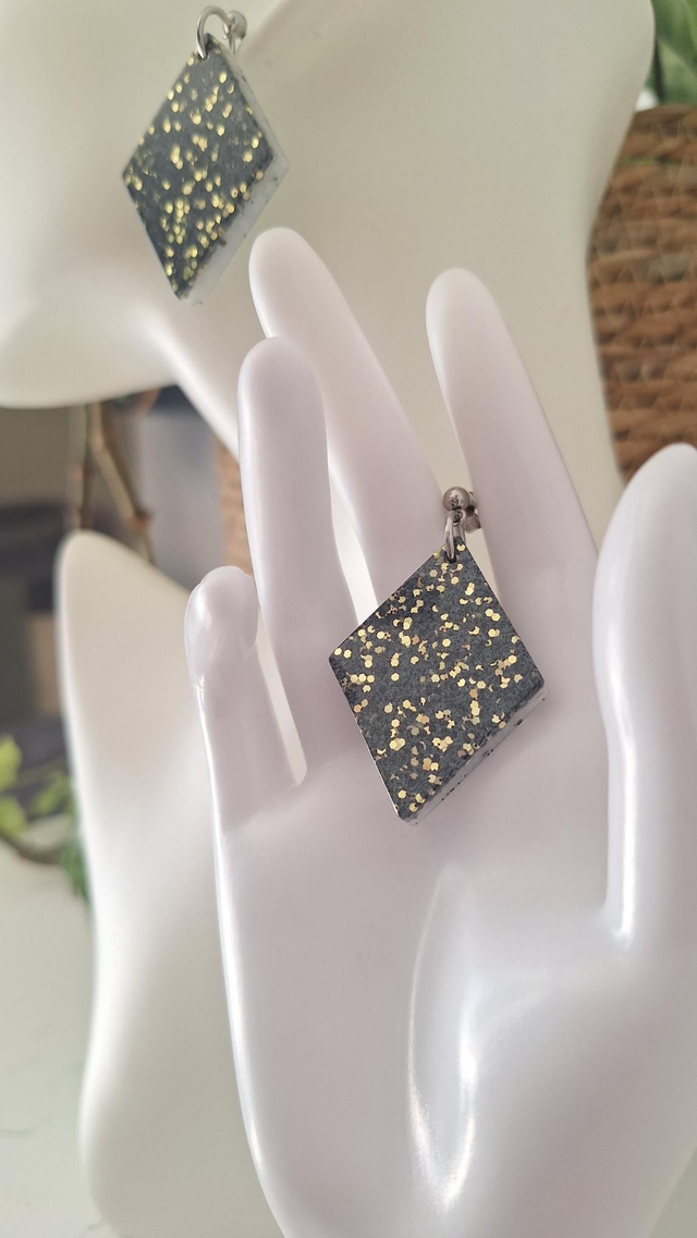 Boucles d'oreilles losanges blanc et paillettes noires et dorées 