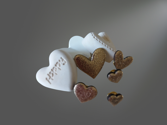 Pin’s Cœur – bois & résine paillettes or