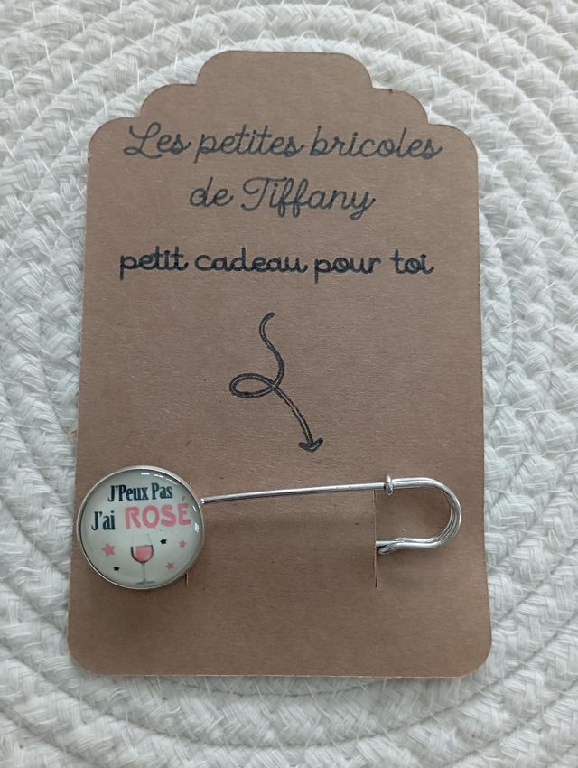 Broche style épingle à nourrice.