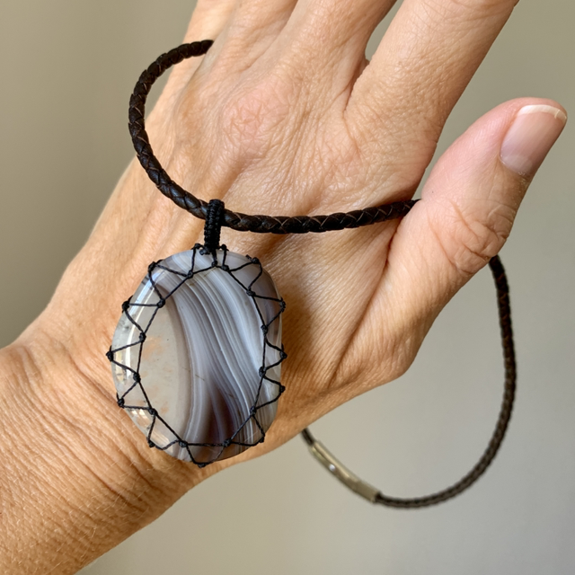 Collier sur cordon en cuir habillé d’une Agate naturelle (longueur 48cm)