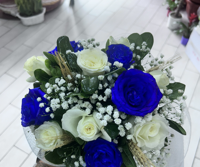 Bouquet di roselline bianche con gipsofila e roselline blu 