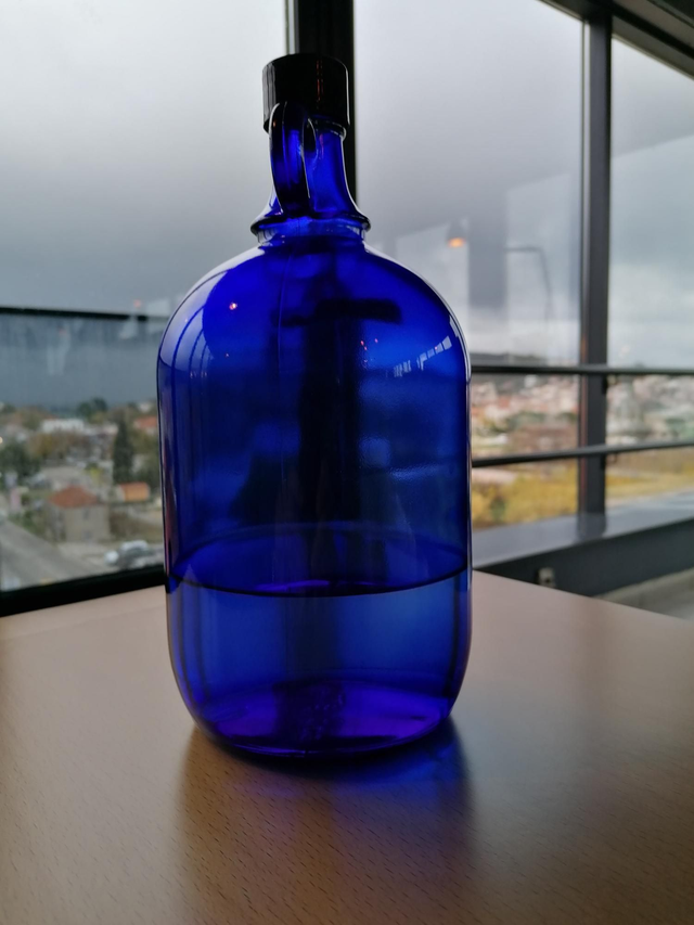BLAUE 2L FLASCHE INKL. DECKEL