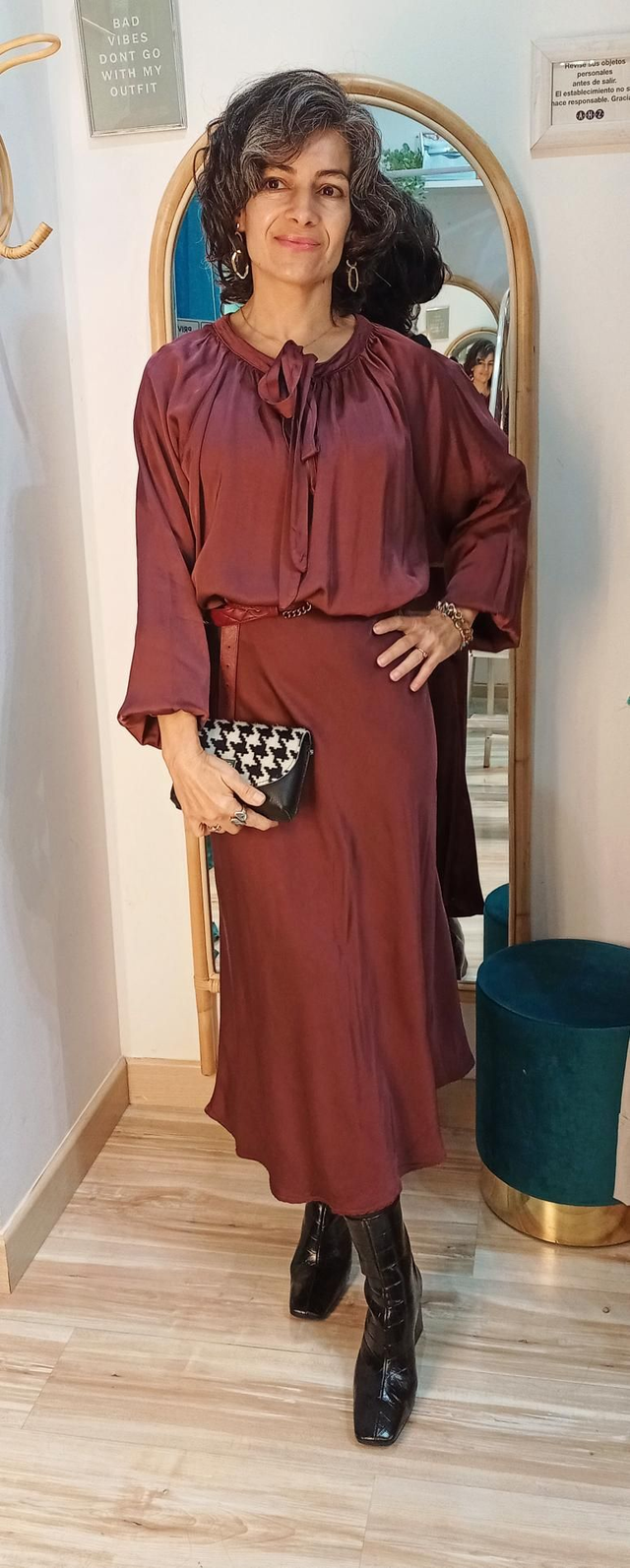 Conjunto falda satinada y blusa lazo